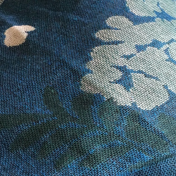 NWOT 🎁 woven wisteria pattern large scarf/ wrap - Picture 4 of 4